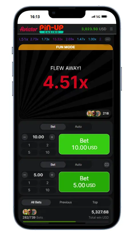 Інтерфейс гри Aviator у казино Pin-Up на мобільному телефоні з коефіцієнтом 4.51x